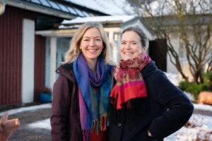 Linda Zilliacus och Matilda Gyllenberg Unga Teaternin edessä. On talvi.