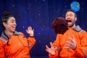 Två astronauter kastar ett klot