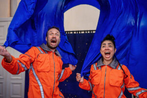 Två astronauter jublar.