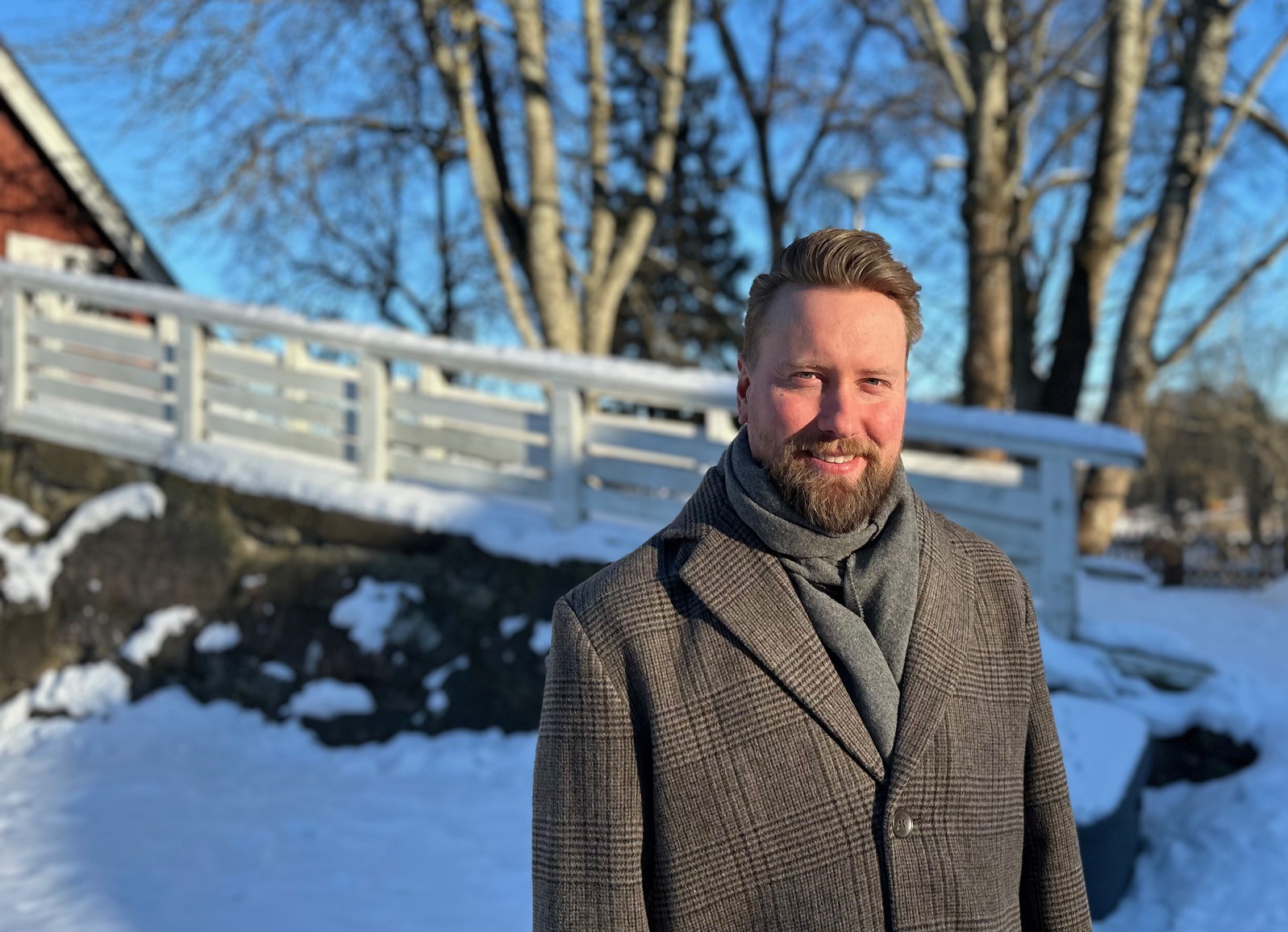 Vinter, en man i tweedkappa som står utanför Unga Teatern.