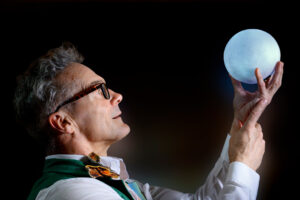 Man håller en lysande måne i handen.