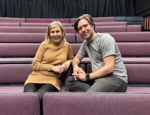 Mies ja nainen istuvat teatterissa.